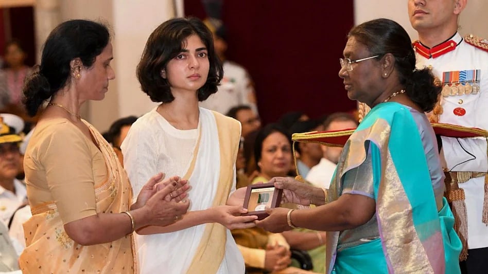 PTI : Late Captain Anshuman Singh's mother, wife receiving Kirti Chakra from President Droupadi Murmu |